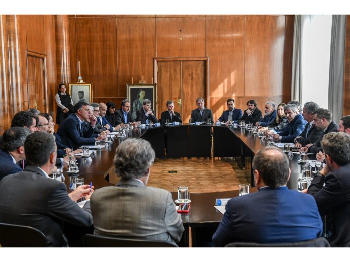 luis caputo reunión representantes aseguradoras evolución macroeconomía